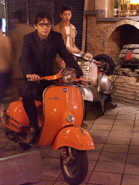 2004_12_25_Vespa%20Mods%20party_14.jpg